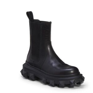 VALENTINO GARAVANI Black leather Trackstud Chelsea boots